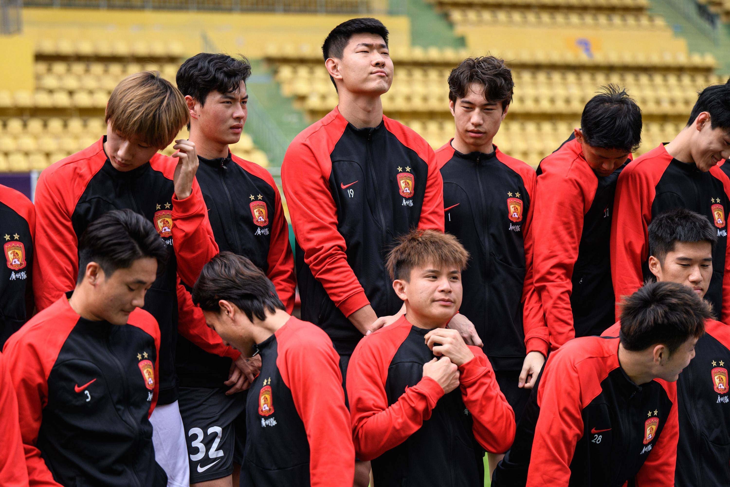 LOL直播平台这也行？广州队单刀错失备战德甲莱万多夫斯基在中国队比赛中大胜，德约科维奇在日本队比赛中夺冠的简单介绍